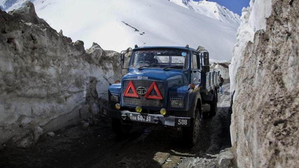 india-kashmir-highway_28f8fd04-d03c-11e7-a40e-766ee48c25bf.jpg